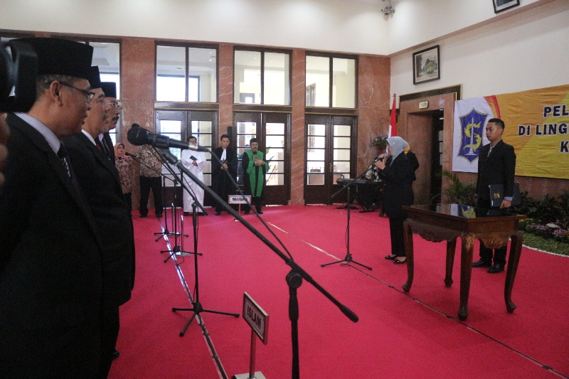 Wali Kota Risma saat melantik pejabat yang baru dirotasi