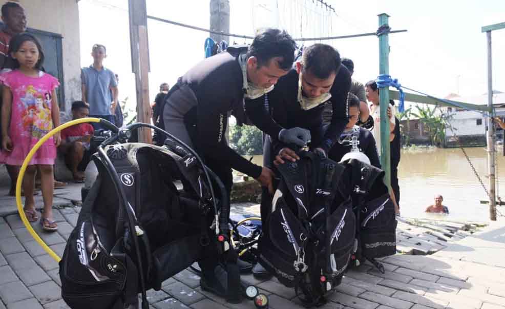 Penyelam menyiapkan alat untuk mencari motor korban