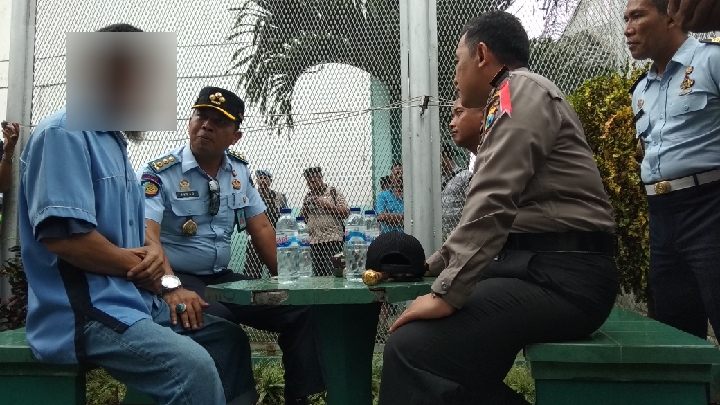 Kapolres Donny, Dandim 0825 Rully, Kalapas Akbar memberi arahan pada Ade, Napiter

 