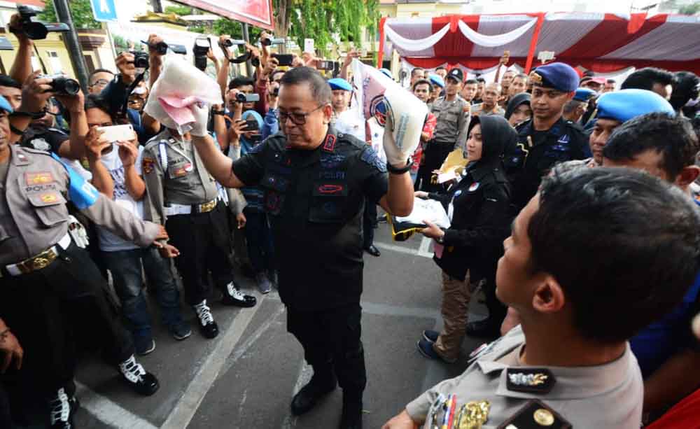 Kapolda Jatim Irjen Pol Luki Hermawan saat acara pemusnahan barang bukti