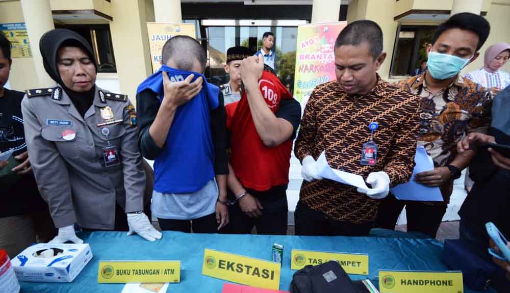 Dua tersangka saat di Mapolrestabes Surabaya