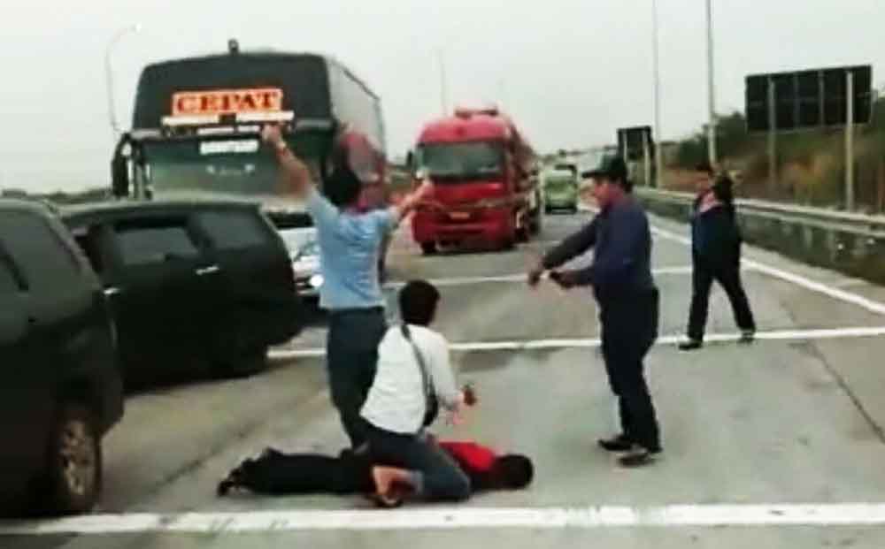 Proses penyergapan dua pemumpang mobil Innova di Jalan Tol Sumo/ Istimewa