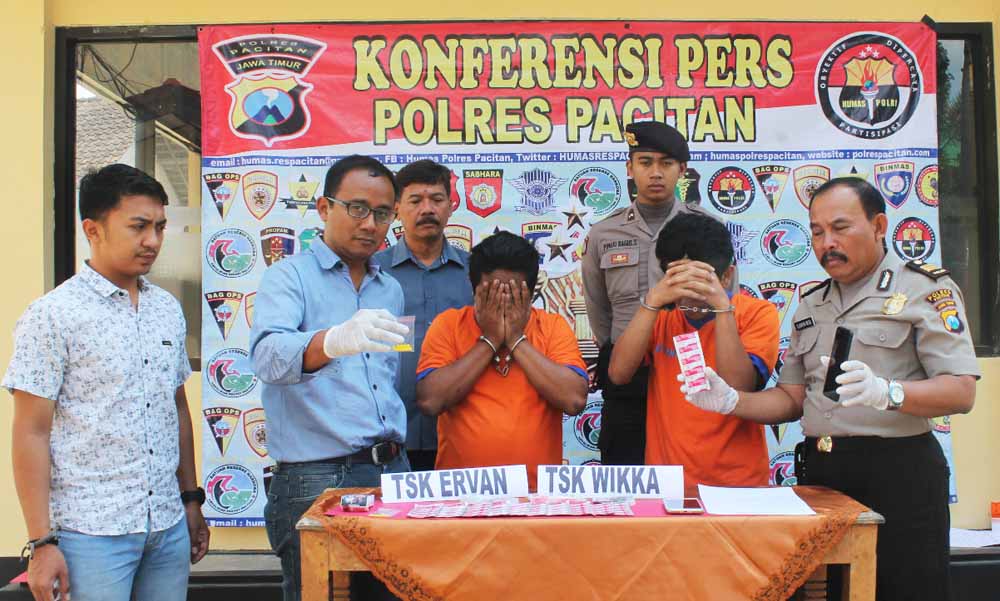 Tersangka bersama barang bukti saat di Mapolres Ngawi