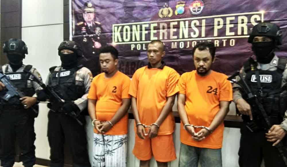 Para tersangka saat di Mapolres Mojokerto