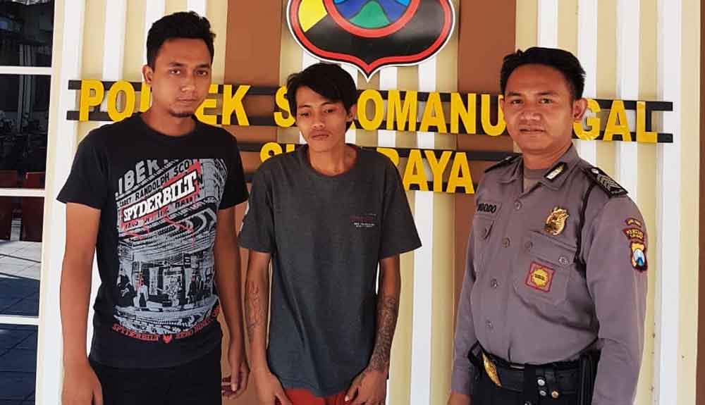 Tersangka saat berada di Mapolsek Sukomanunggal