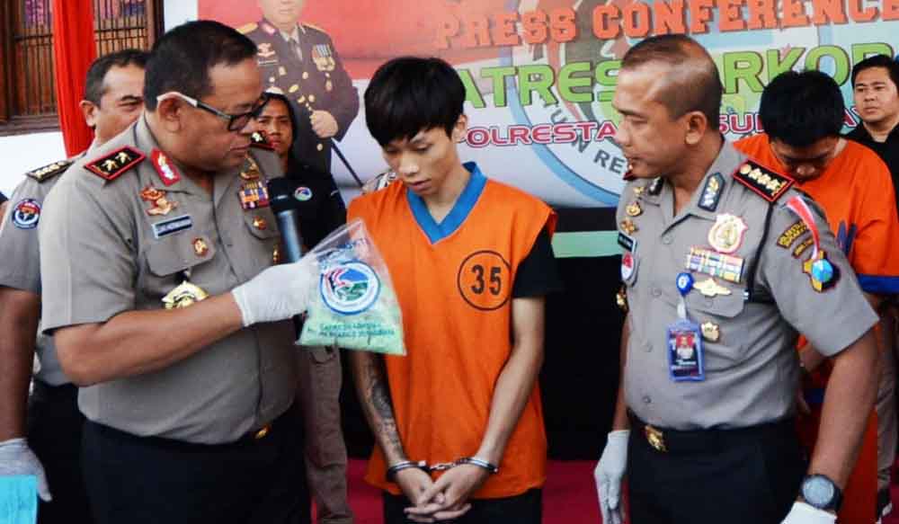 kapolda Jatim Irjen Pol Luki Hermawan (kiri) dan Kapolrestabes Surabaya Kombes Pol Rudi Setiawan (kanan) saat berdialog dengan tersangka