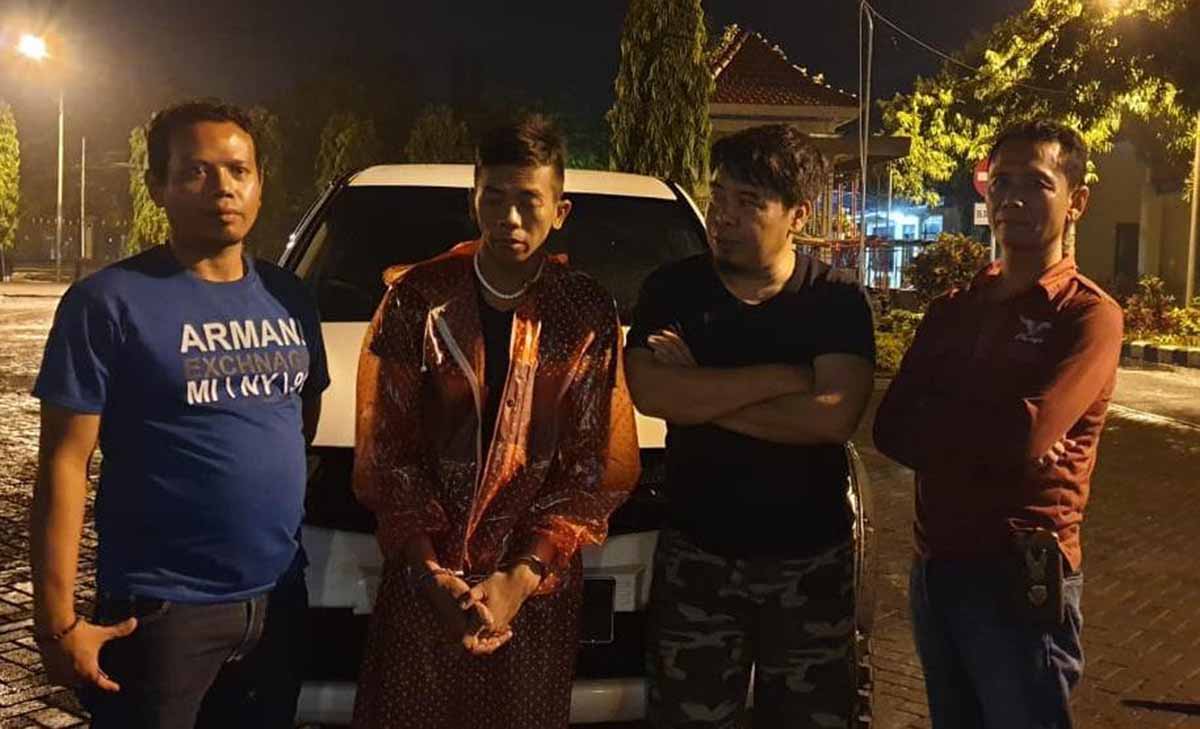 Kapolres Pasuruan AKBP Rizal Martomo menanyakan tersangka narkoba