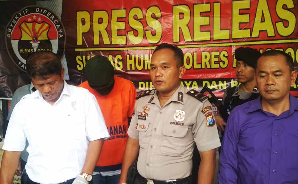 Tersangka saat berada di Mapolres Ponorogo