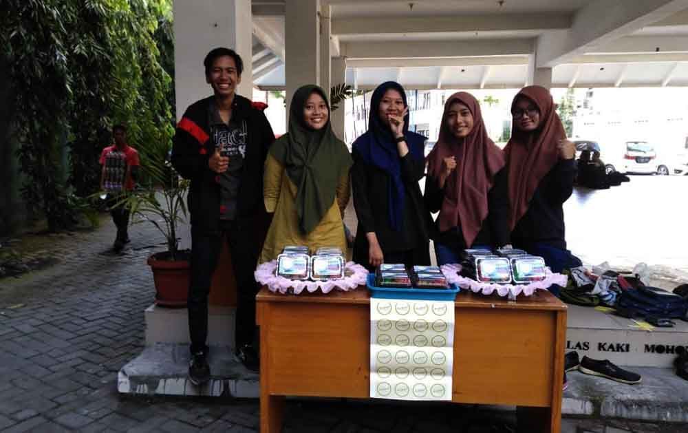 Kue Lupis Semanggi Rainbow Cake bikinan mahasiswa di Surabaya