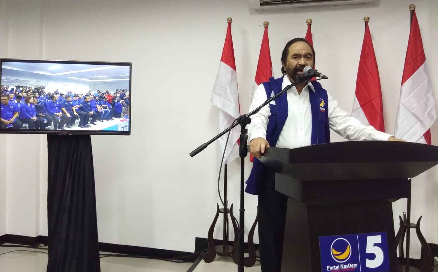 Ketua Umum Partai NasDem Surya Paloh saat memberi sambutan di kantor Bappilu NasDem Jatim.