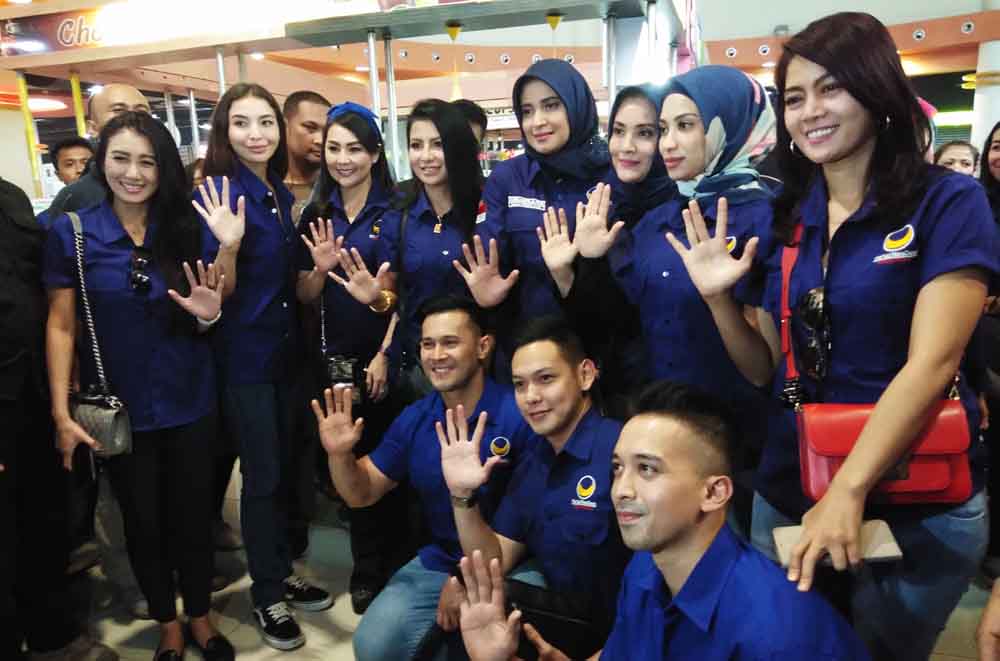 Para caleg artis NasDem saat di Royal Plaza Surabaya
