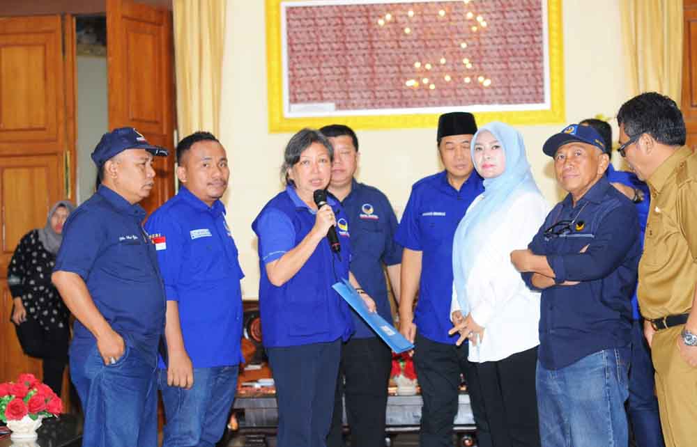 Penyerahan bantuan sembako keppada Bupati Pandeglang