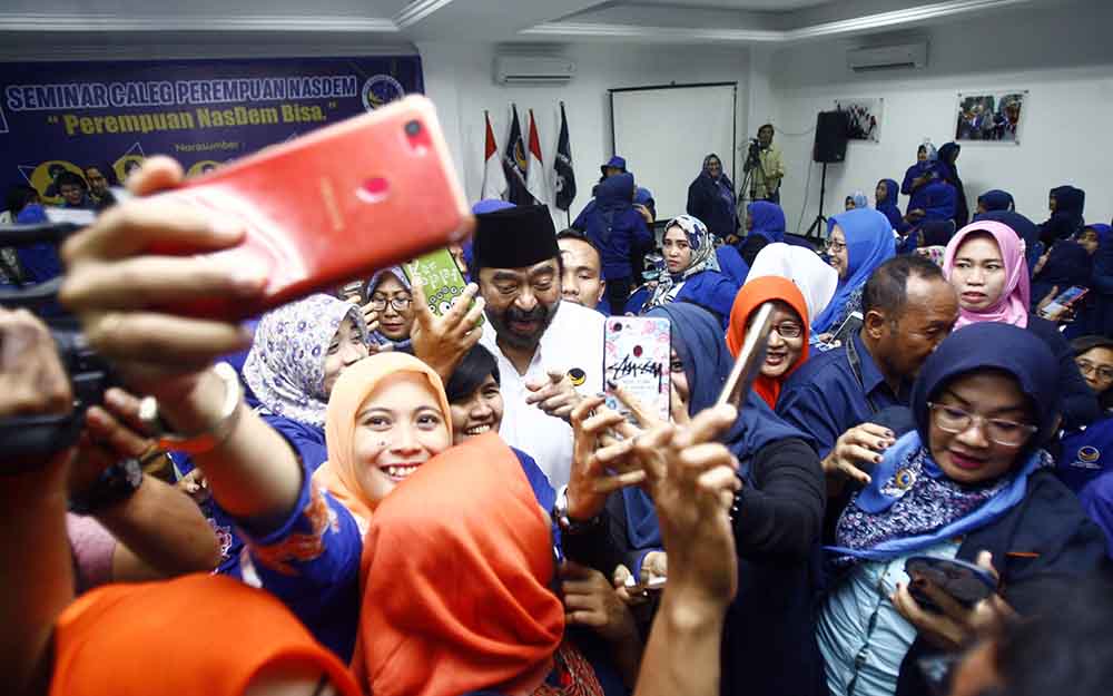 Ketua Umum DPP Partai NasDem Surya Paloh menjadi rebutan swafoto para srikandi NasDem di kantor Bappilu NasDem Jatim, Sabtu (15/12/2018)