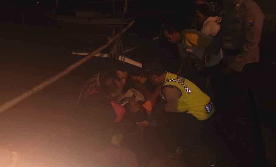 Proses evakuasi nelayan yang ditemukan tewas