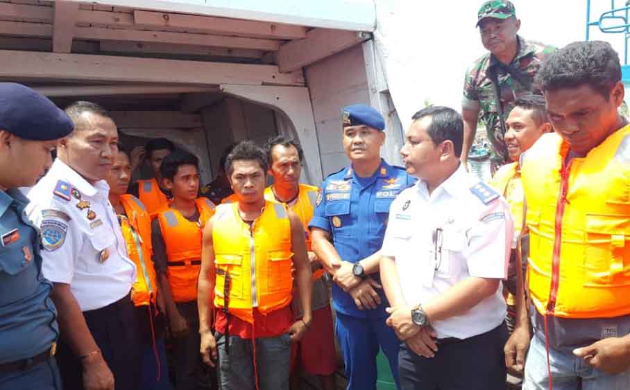 Nelayan Probolinggo menerima jaket keselamatan dari KPLP