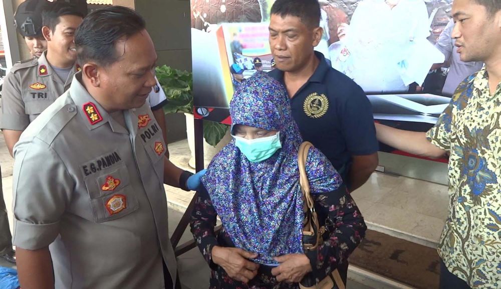 Kapolres Tulungagung AKBP Eva Guna Pandia menginterogasi nenek-nenek yang terlibat bisnis prostitusi