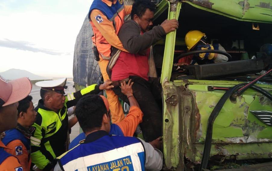 Proses evakusi sopir truk yang terjepit di dalam kabin