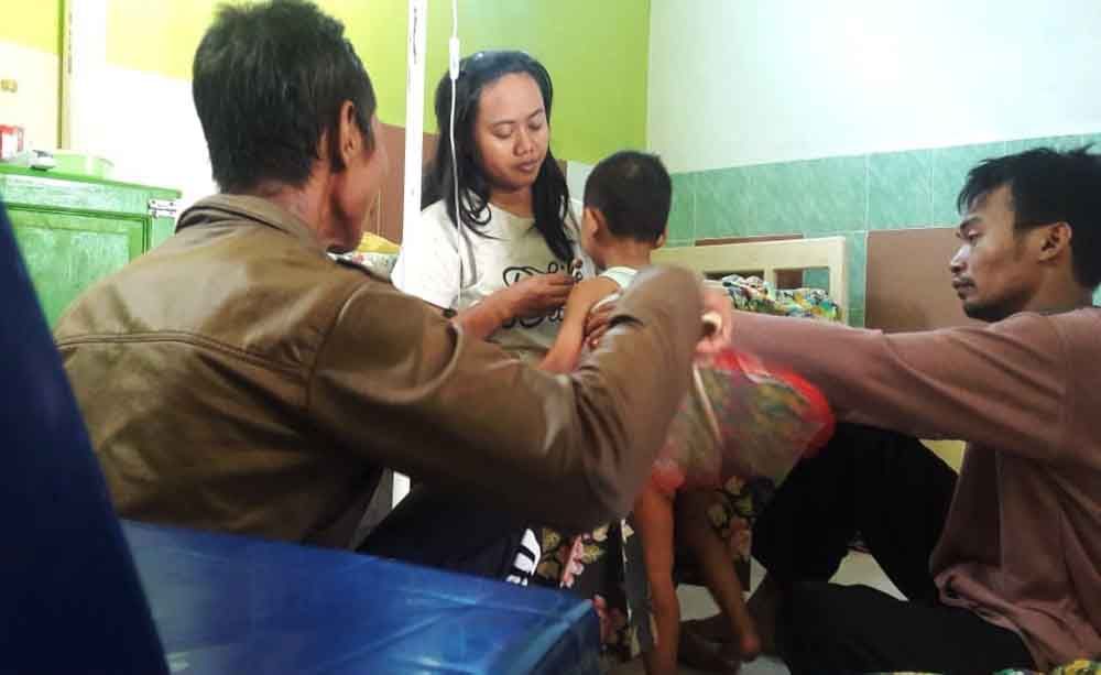 Muhammad Khowiyul Amin saat mendapat perawatan medis