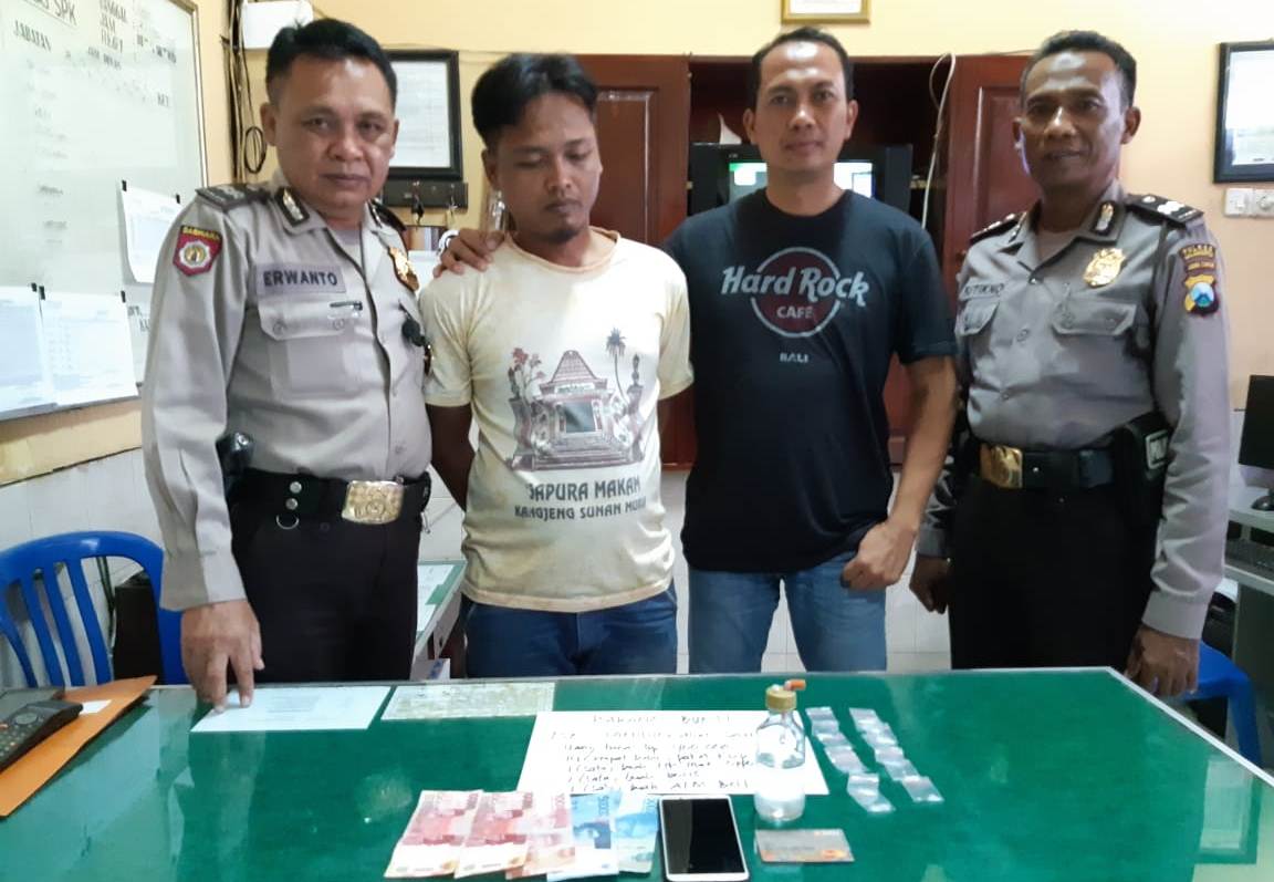 Sahidin (dua dari kiri) diamankan di Mapolsek Ngoro, Mojokerto