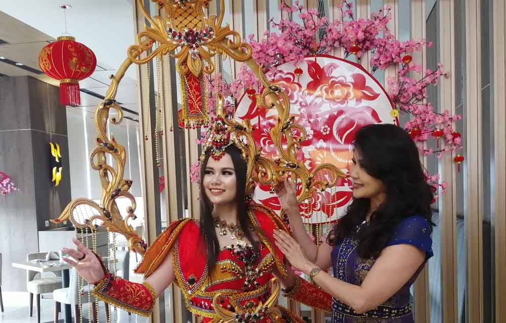 Fabienne Nicole dengan kostum Ratu Shima