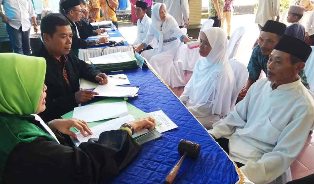 Salah satu pasangan nikah massal di Banyuwangi