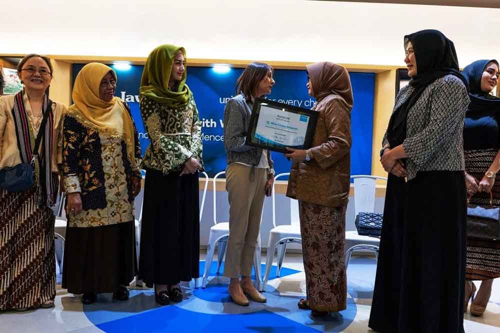 Bude Karwo Terima Penghargaan Peduli Anak dan Perempuan dari UNICEF