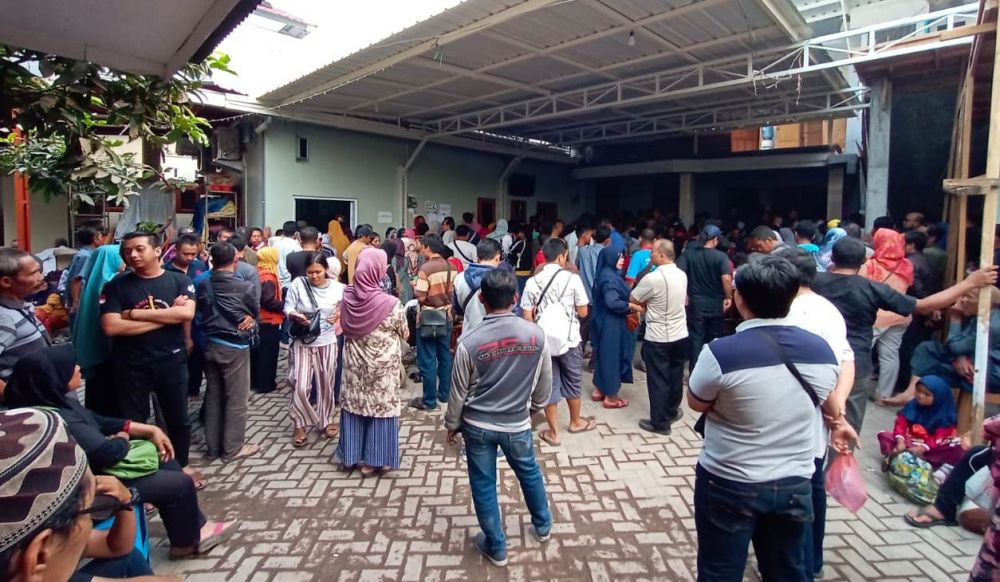 Antrean berobat di rumah Ningsih Tinampi/Foto-foto: Budi Sugiharto