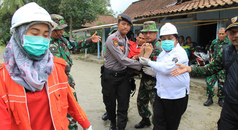 Petugas gabungan saat latihan evakuasi penanganan bencana erupsi Gunung Kelud