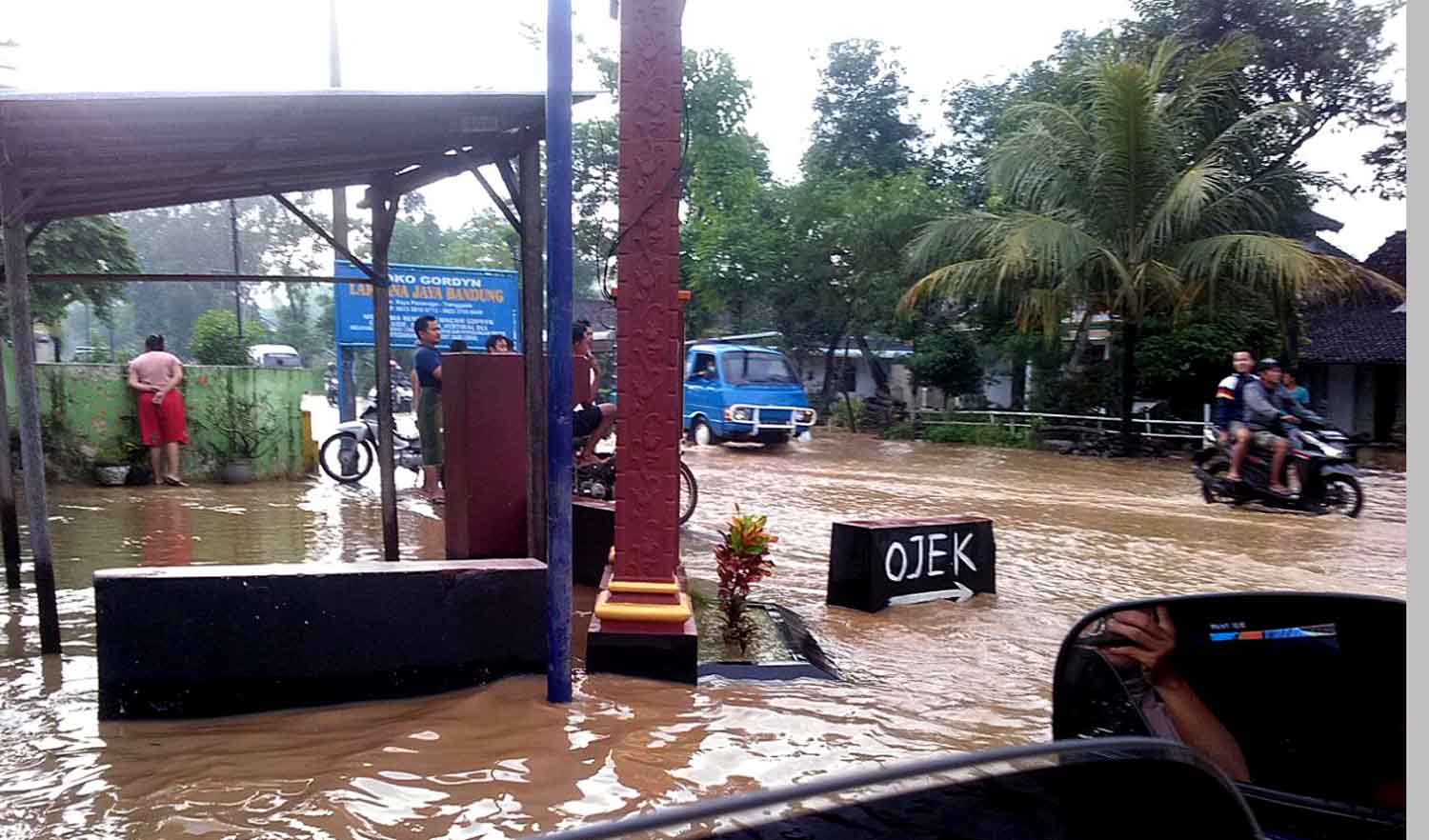 Suasana banjir usai hujan deras semalam di beberapa wilayah Kabupaten Ponorogo.