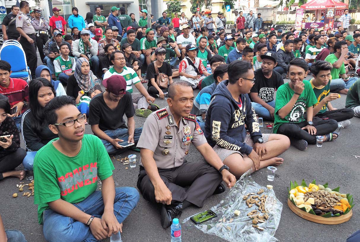 Kapolrestabes Surabaya Kombes Pol Rudi Setiawan membaur bersama bonek