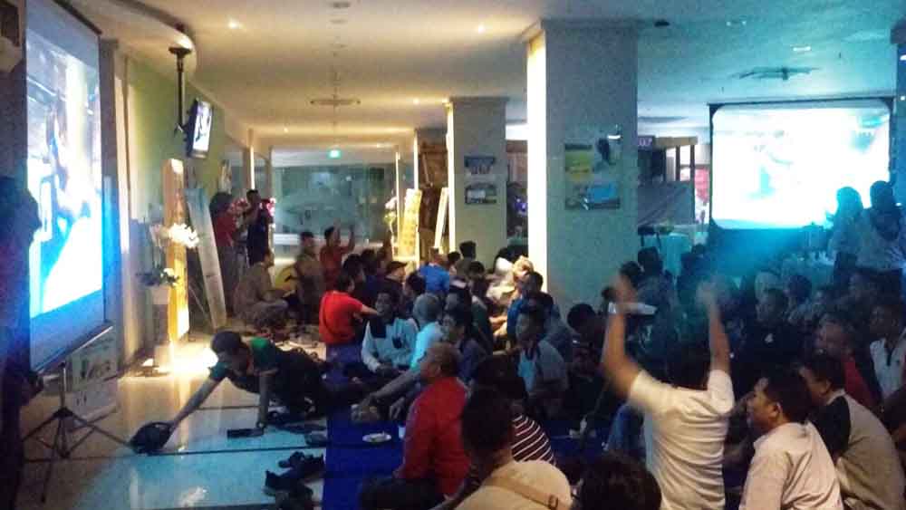 Suasana nonton bareng di RS PHC Surabayanobar