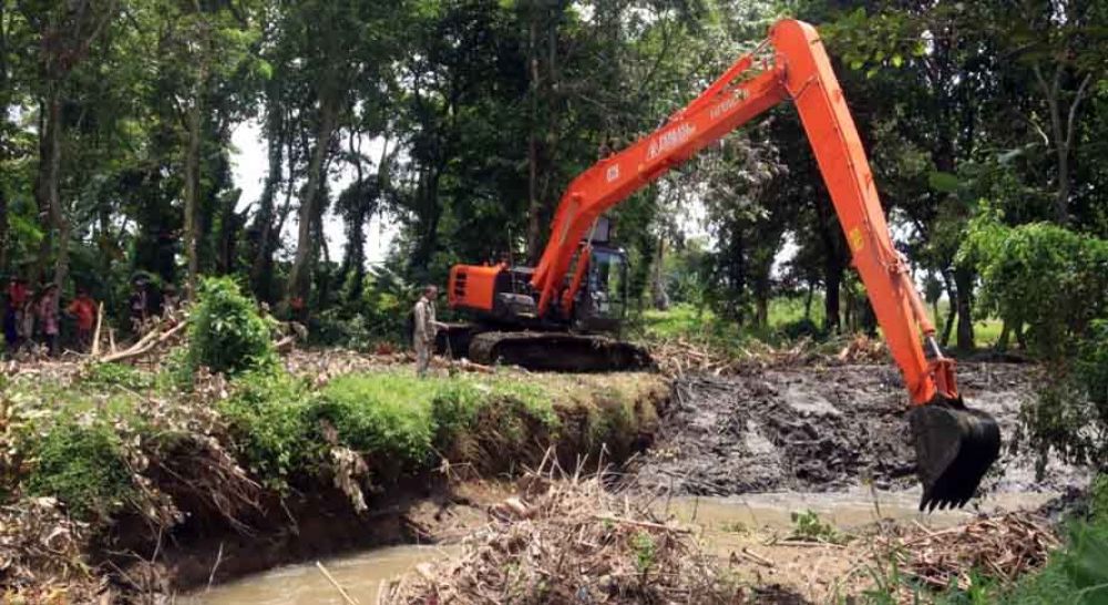 Alat berat dari PT BSI melakukan pengerukan di Sungai Gonggo