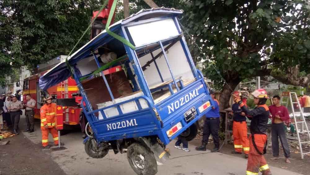 Evakuasi mengangkat motor roda tiga Nozomi yang tercebur di sungai/ foto istimewa