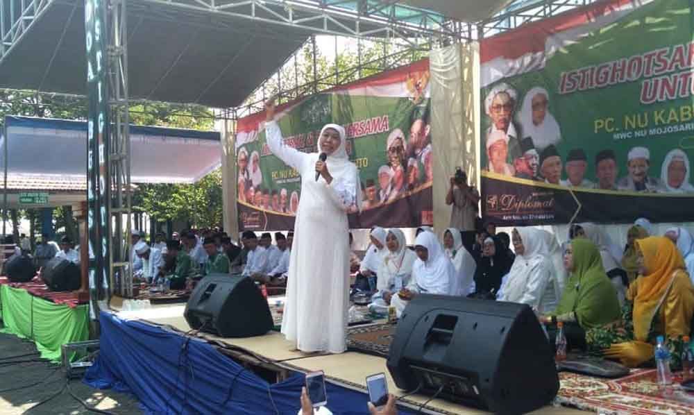 Gubernur Khofifah saat memberi sambutan di acara Istighosa