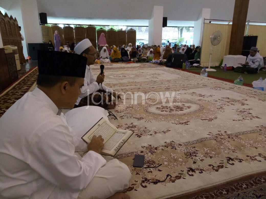 Bupati Anas membaca Alquran di pendopo/istimewa