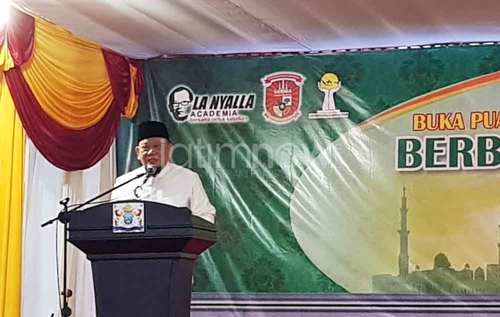 La Nyalla Mataliti saat sambutan di acara buka bersama di kantornya