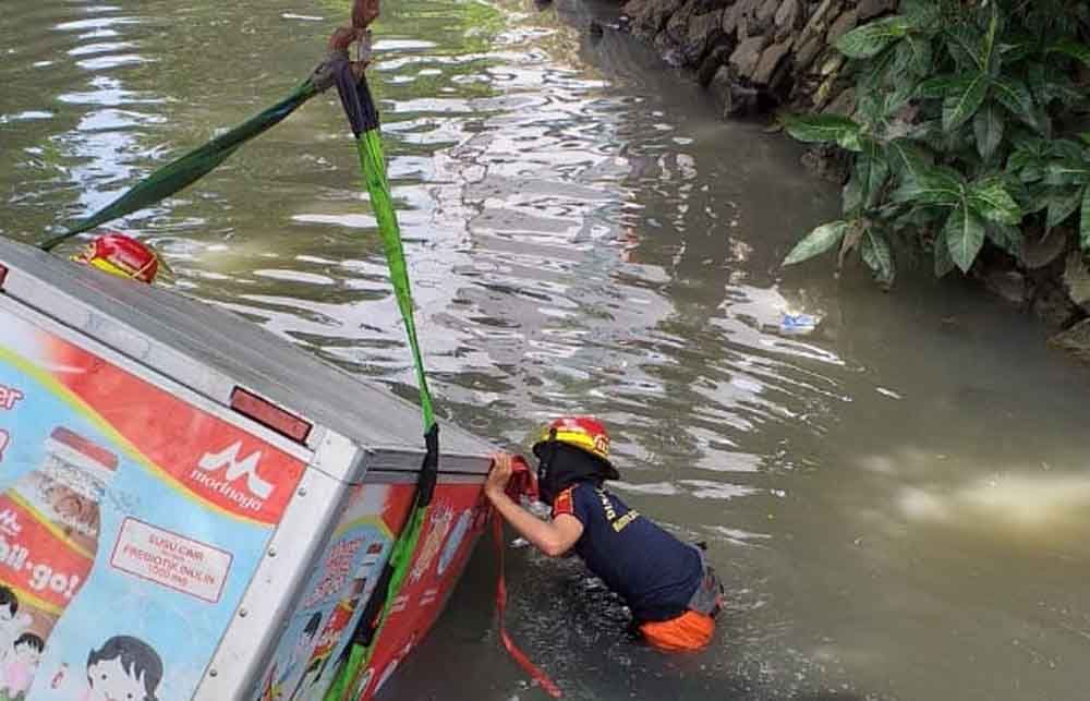Petugas mengangkat menggunakan derek