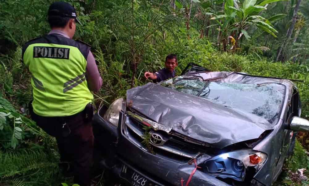 Mobil Avanza nopol N 1828 CT yang jatuh ke jurang dievakuasi polisi dan warga
