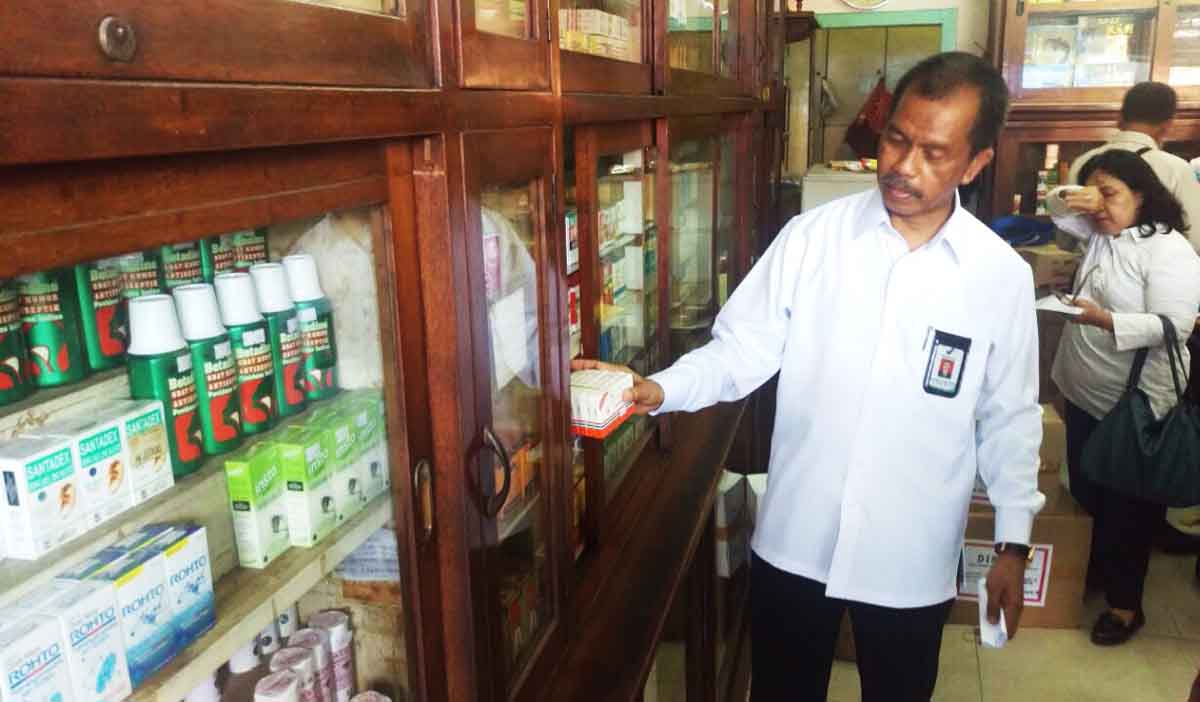 Proses penggerebekan oleh BBPOM di Surabaya. 

