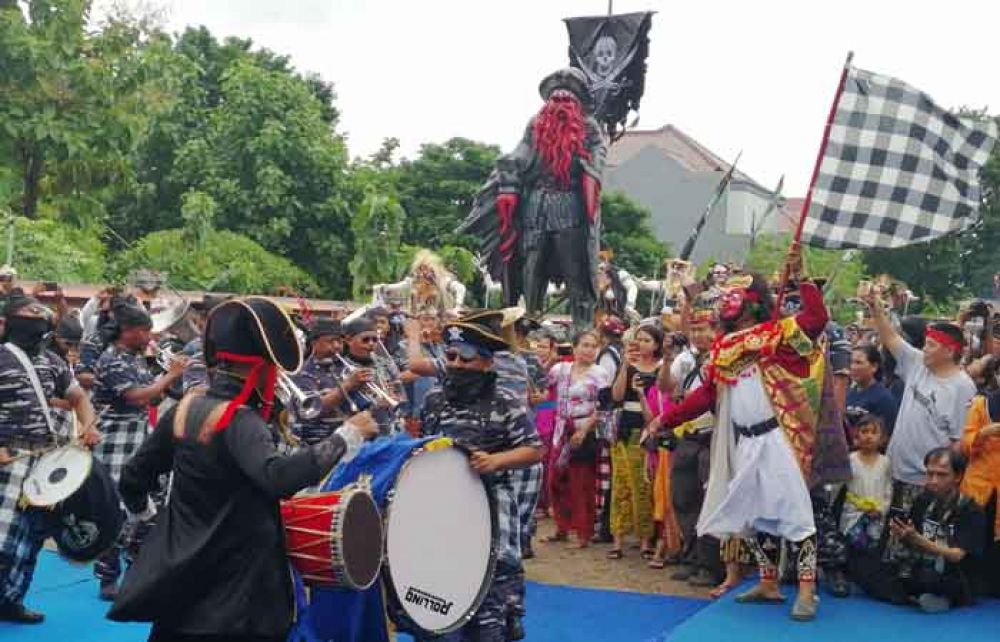 Bajak Laut Pirates Of Caribbean Ramaikan Pawai Ogoh-ogoh di Surabaya