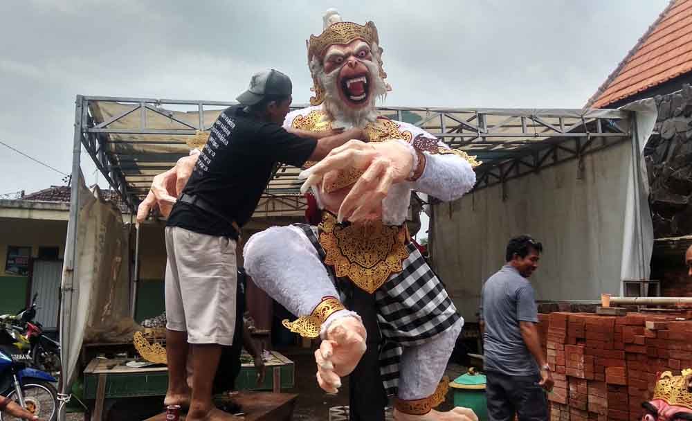 Pembuatan ogoh-ogoh di Mojokerto