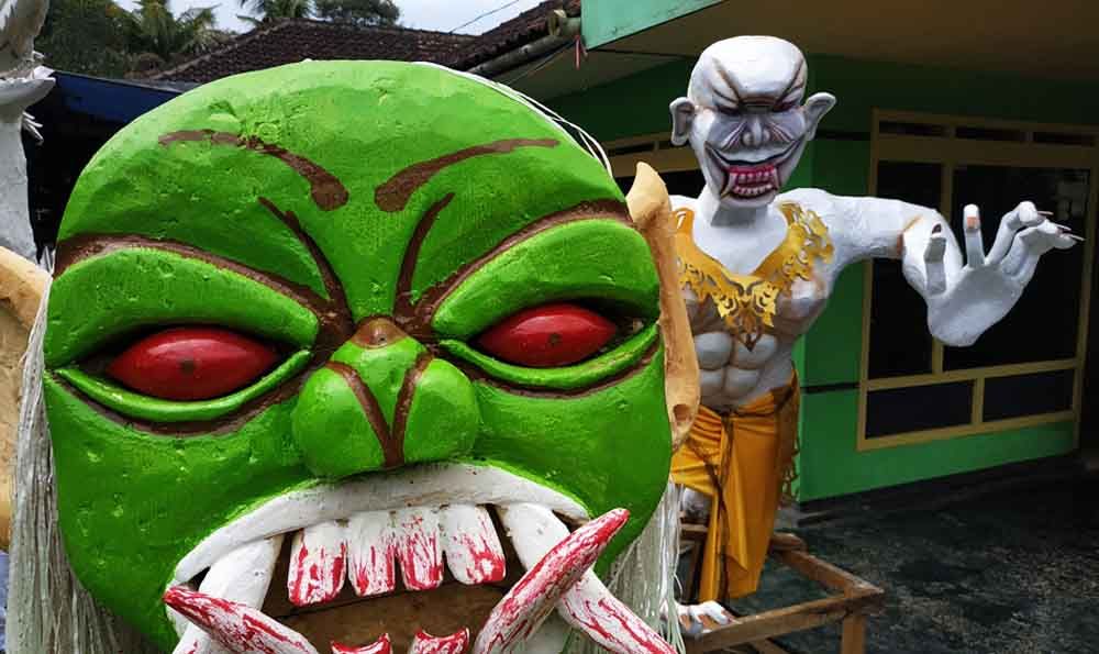 Proses pembuatan ogoh-ogoh di Malang