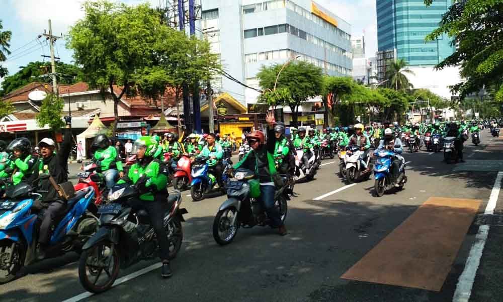 Aksi konvoi ojek online di Surabaya