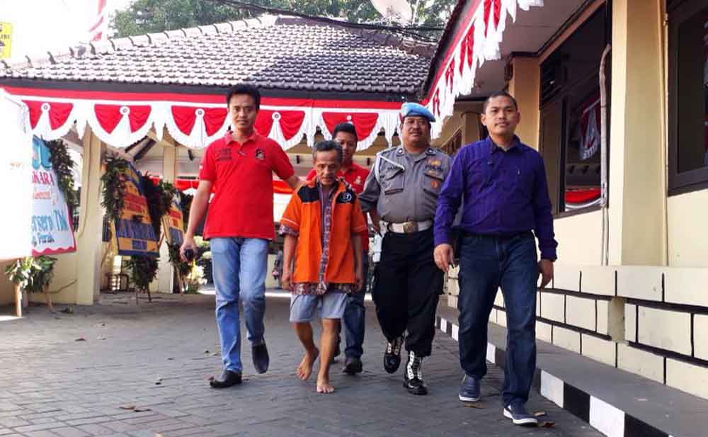 Tersangka penipuan ojek online saat dibawa ke Mapolres Pelabuhan Tanjung Perak Surabaya