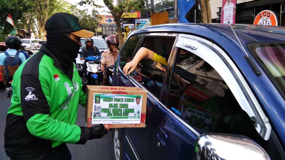Penggalangan dana oleh pengemudi ojek online di Kediri