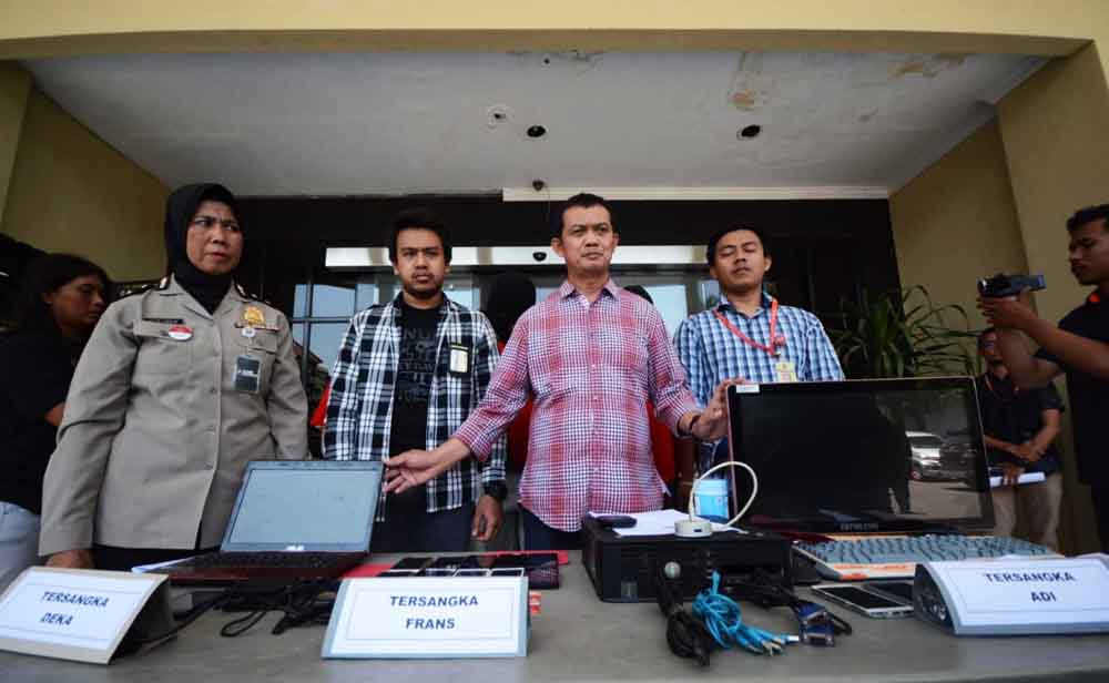 Tersangka bersama barang bukti saat diamankan di Mapolrestabes Surabaya