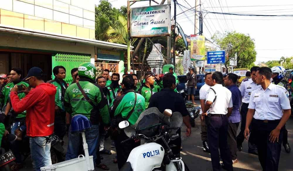 Driver ojek online dan sopir angkot nyaris bentrok