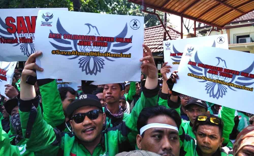 Aksi solidaritas pengemudi ojek online di Pengadilan Negeri Surabaya