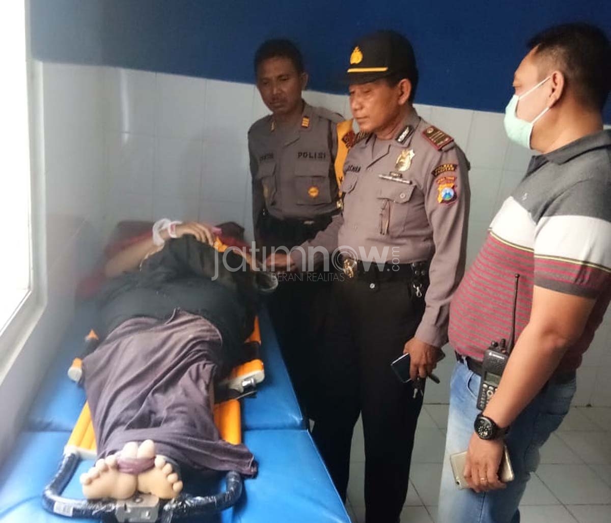 Petugas meninjau korban.