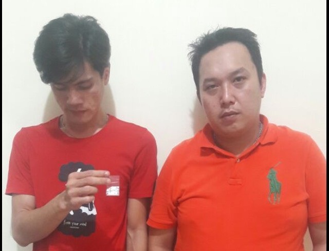 Suyatno dan David bersama barang bukti sabu.